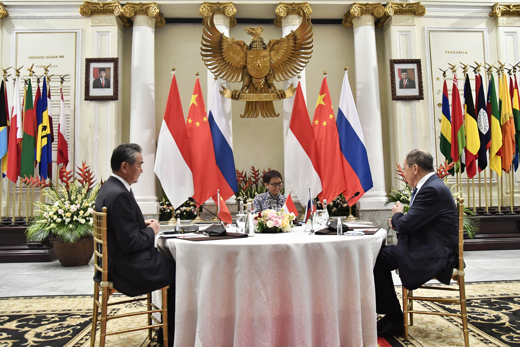 Retno外长举行印尼、中国、俄罗斯三方会晤